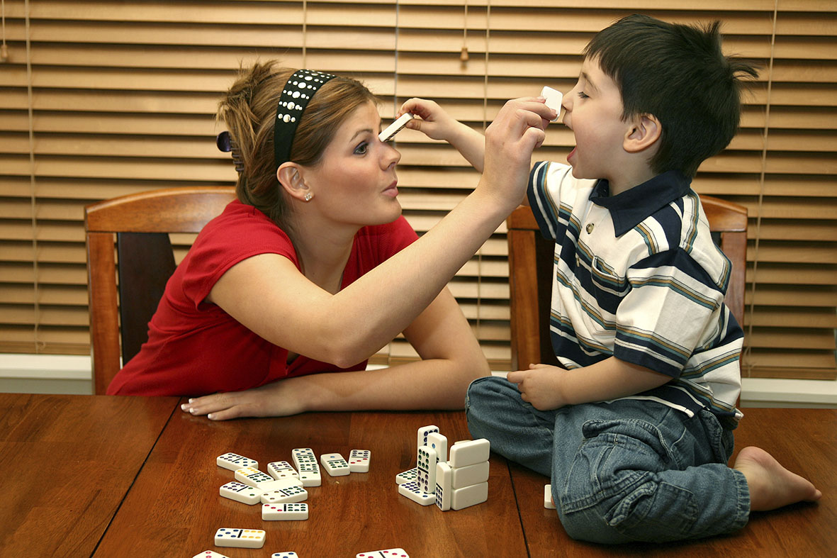 au pair jugando con niño