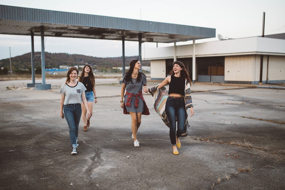 Amigas sonriendo