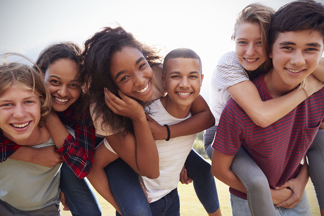 Niños sonrientes en campamento de verano