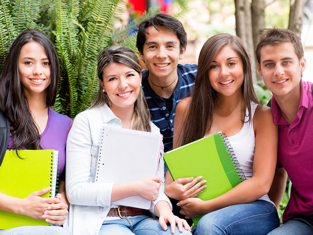 Grupo de estudiantes sonriendo