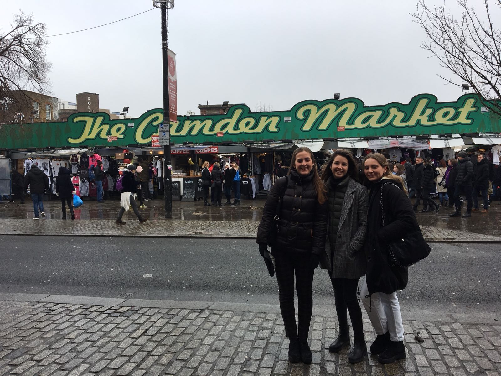 Pilar Barea, alumna Año Académico Estados Unidos 2014-2015 con compañeras durante su experiencia