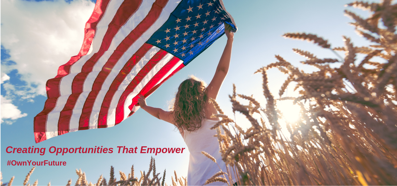 joven en el campo sosteniendo bandera de Estados Unidos