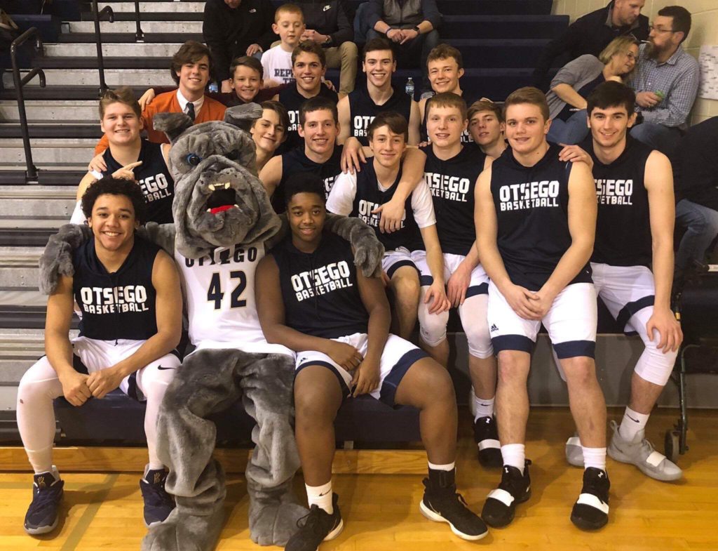 Javier en su High School con su equipo de Basketball