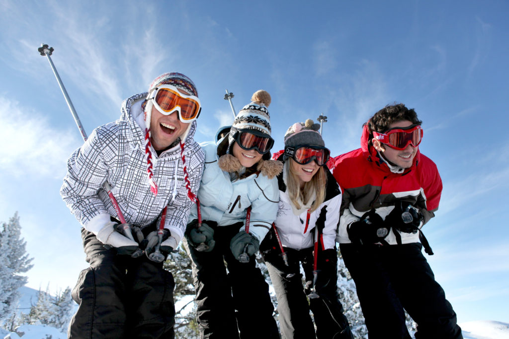 grupo de jóvenes practicando esquí