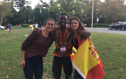 Paula C junto con compañeros en la orientation camp