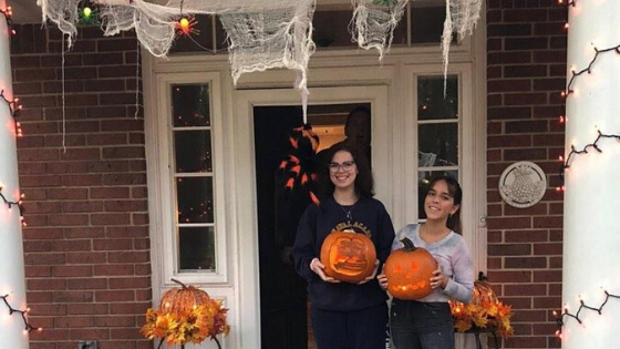 alumnas con calabazas y decoración de Halloween