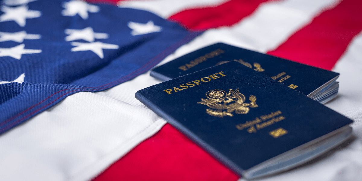 imagen con bandera de Estados Unidos y pasaporte