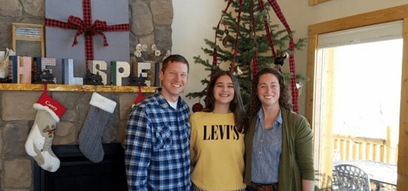 alumna con su host family en casa durante la Navidad 2019