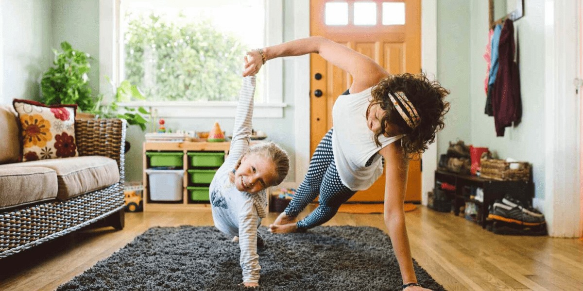 mamá y niña haciendo deporte en casa, idea para hacer ejercicio desde casa