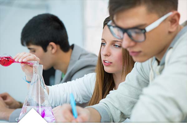 Estudiantes en laboratorio: 2º de Bachillerato