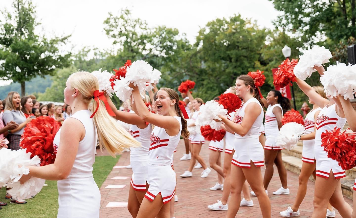 Cheerleaders celebrando Homecoming