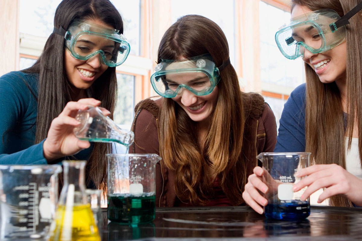 Alumnas en laboratorio