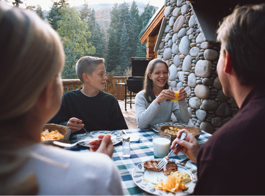 Familia almorzando