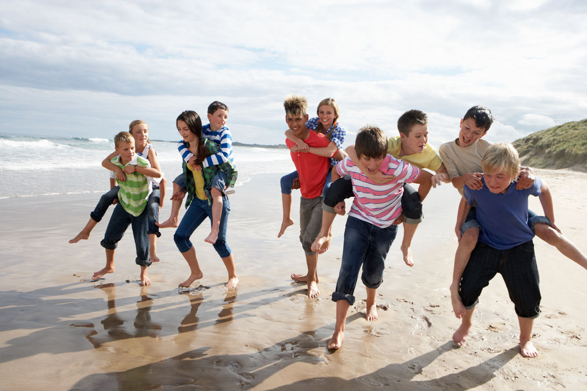 Grupo de jóvenes en una playa