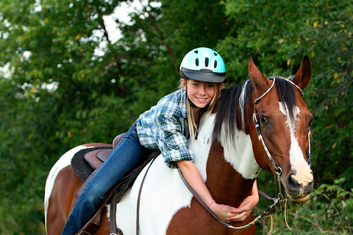 chica montando caballo