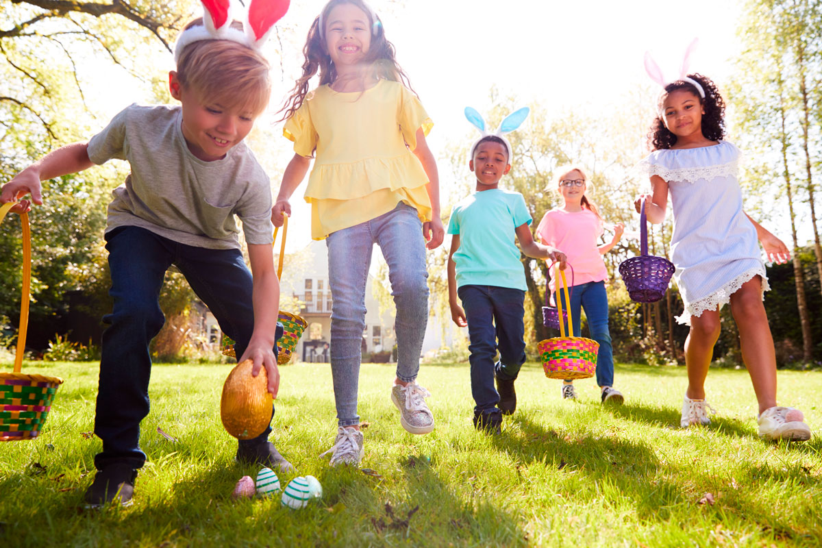 Niños buscando huevos de Pascua